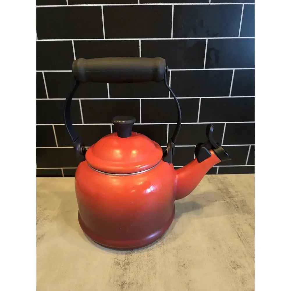 Le Creuset Traditional Stove Top Tea Kettle Pot 1.25 Qtz. Ombre Crimson Red GUC